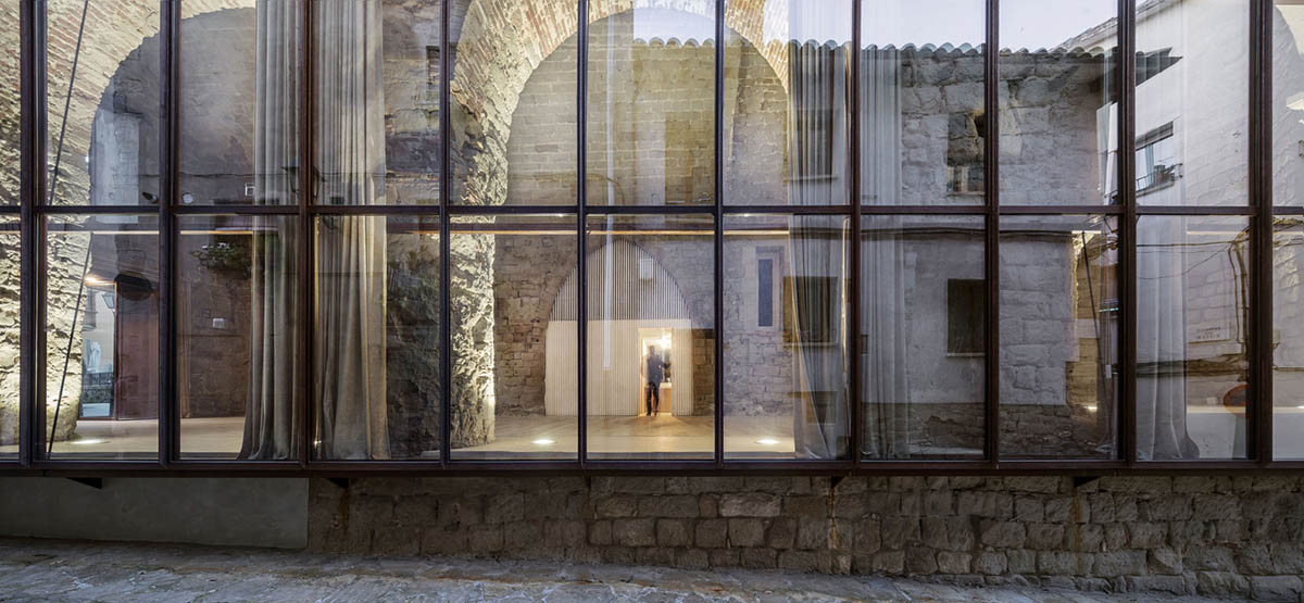 Carles Enrich Studio converts old church into performing arts centre in Spain