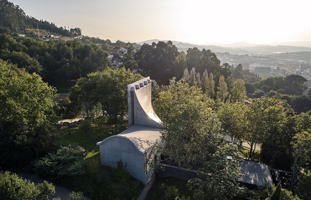 Nicholas Burns' Chapel and Meditation Room beautifully becomes one with the landscape