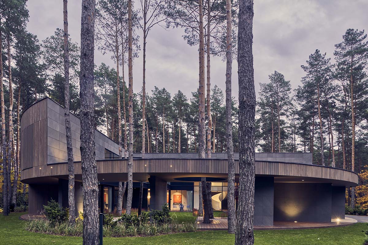 Przemek Olczyk Mobius Architekci completes circle wood house in a pine forest of Poland