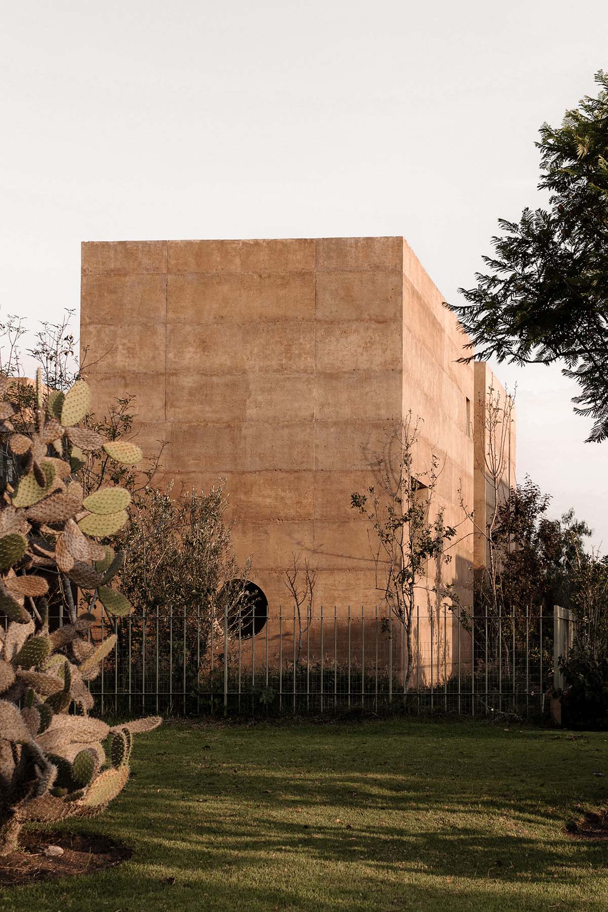 Casa Tejocote features intertwined volumes with pigmented concrete and tepetate colors in Mexico