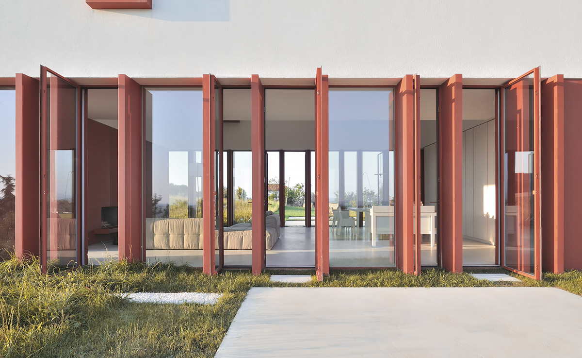 White and reddish strips are used to create cinematic appearance for Border Crossing House in Italy