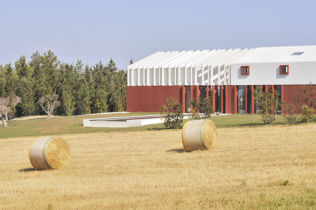 White and reddish strips are used to create cinematic appearance for Border Crossing House in Italy