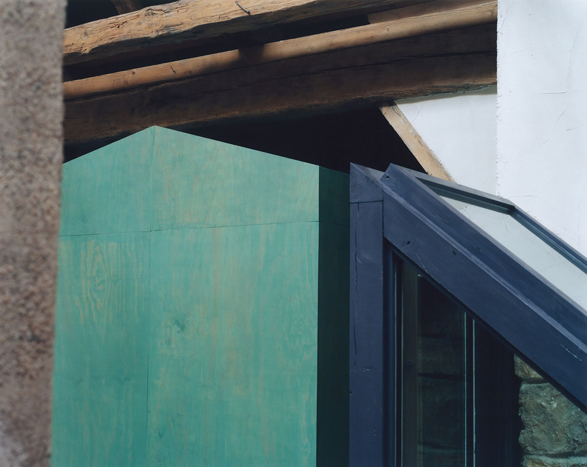 Piertzovanis Toews transforms an 18th-century barn into a colorful house in Albisheim, Germany