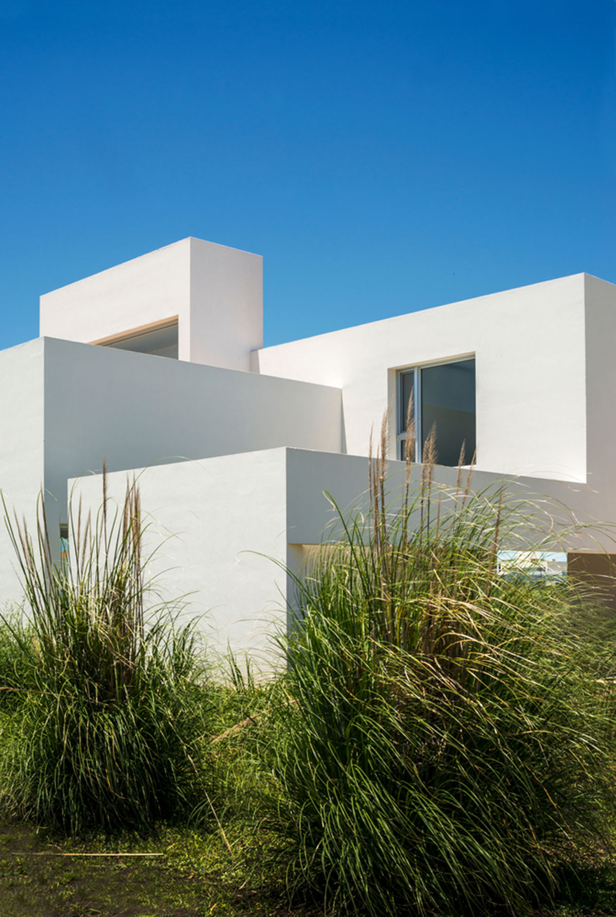 Nicolás Campodonico completes Argentinean family house with pure all-white colour masonry volumes