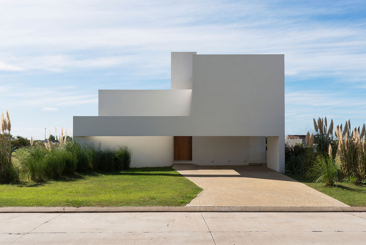 Nicolás Campodonico completes Argentinean family house with pure all-white colour masonry volumes