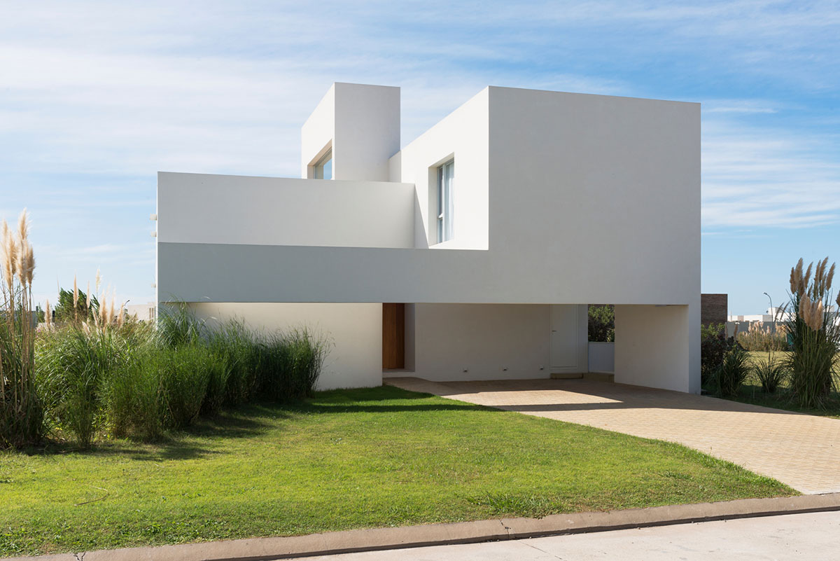 Nicolás Campodonico completes Argentinean family house with pure all-white colour masonry volumes