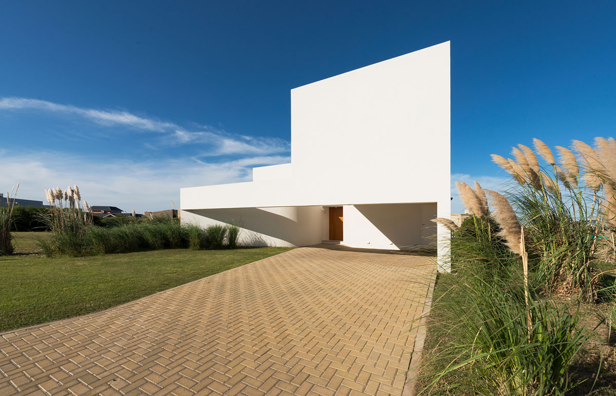 Nicolás Campodonico completes Argentinean family house with pure all-white colour masonry volumes