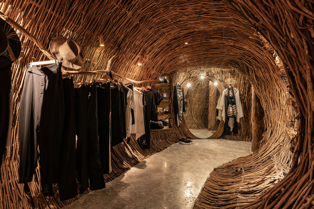Uma selva de madeira envolve o interior de uma loja de moda em Tulum, projetada pela Roth-Architecture