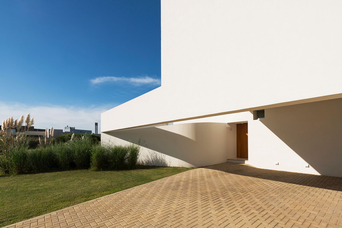 Nicolás Campodonico completes Argentinean family house with pure all-white colour masonry volumes
