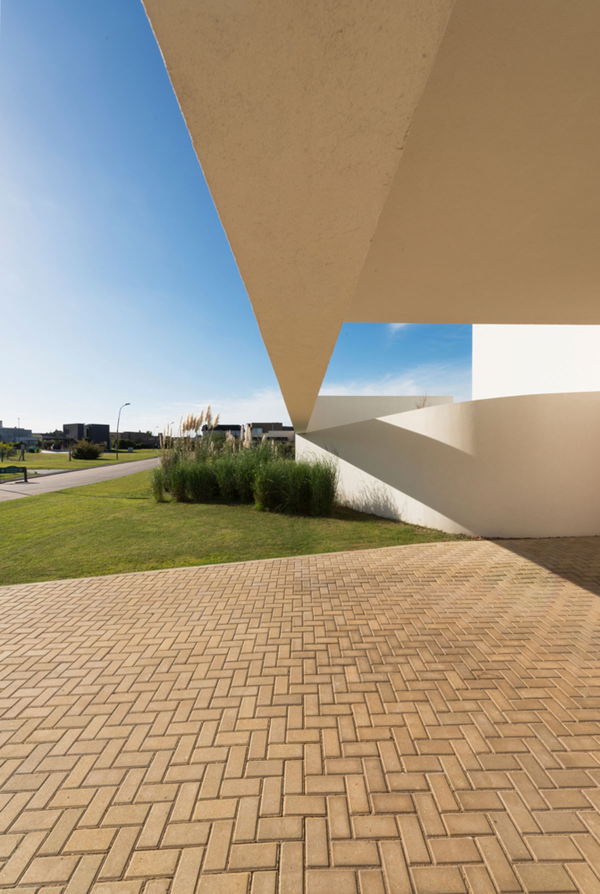 Nicolás Campodonico completes Argentinean family house with pure all-white colour masonry volumes