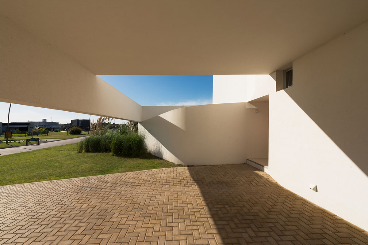 Nicolás Campodonico completes Argentinean family house with pure all-white colour masonry volumes