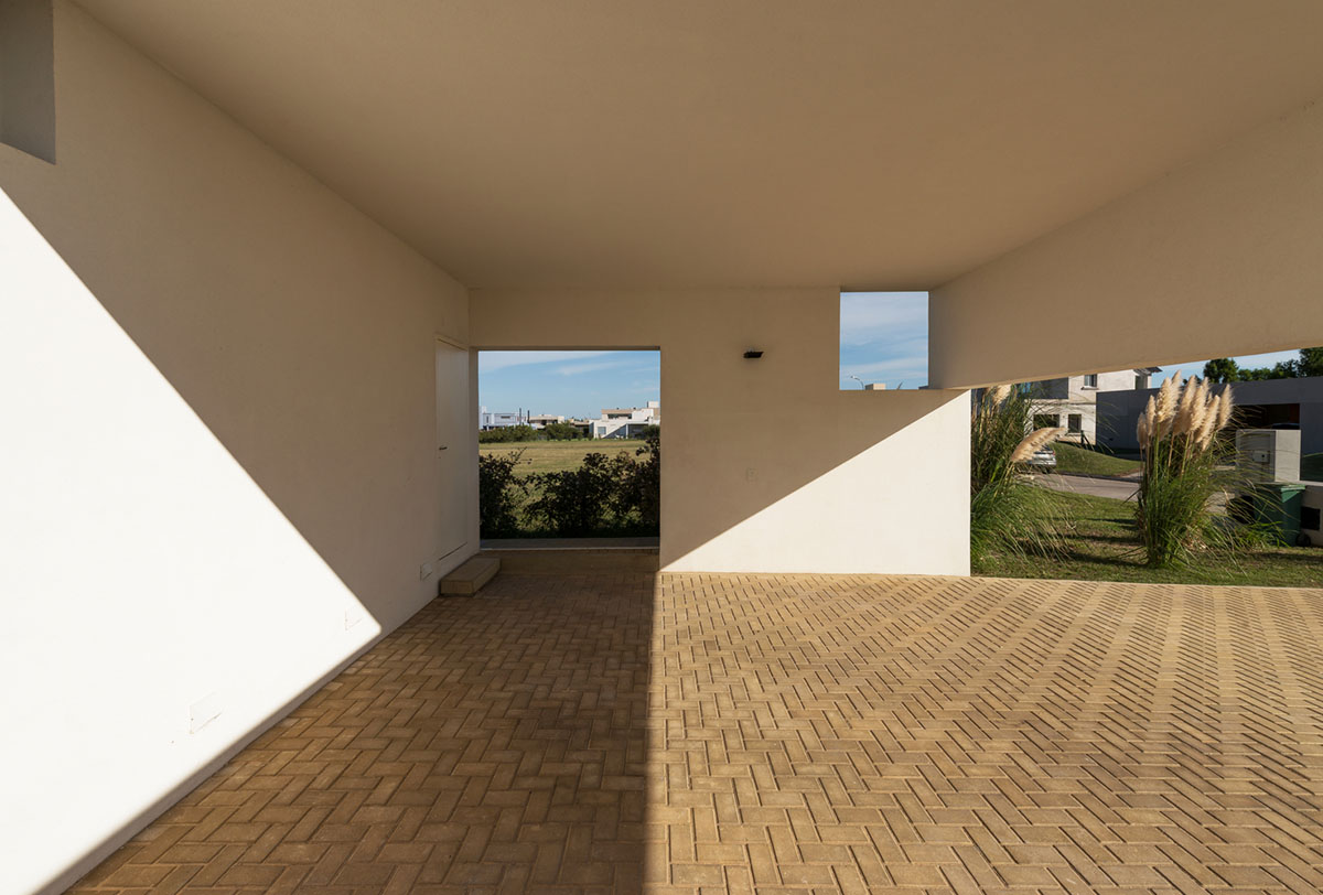 Nicolás Campodonico completes Argentinean family house with pure all-white colour masonry volumes