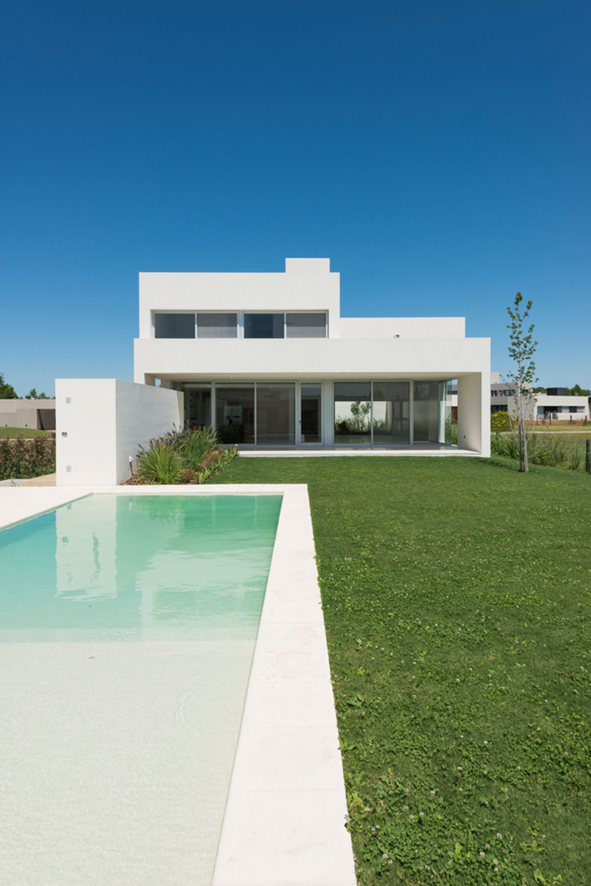 Nicolás Campodonico completes Argentinean family house with pure all-white colour masonry volumes