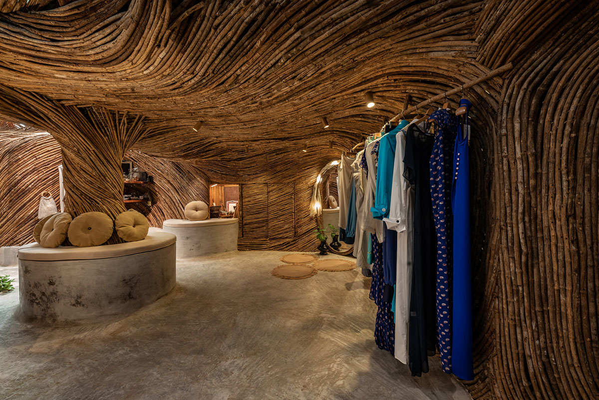 Uma selva de madeira envolve o interior de uma loja de moda em Tulum, projetada pela Roth-Architecture