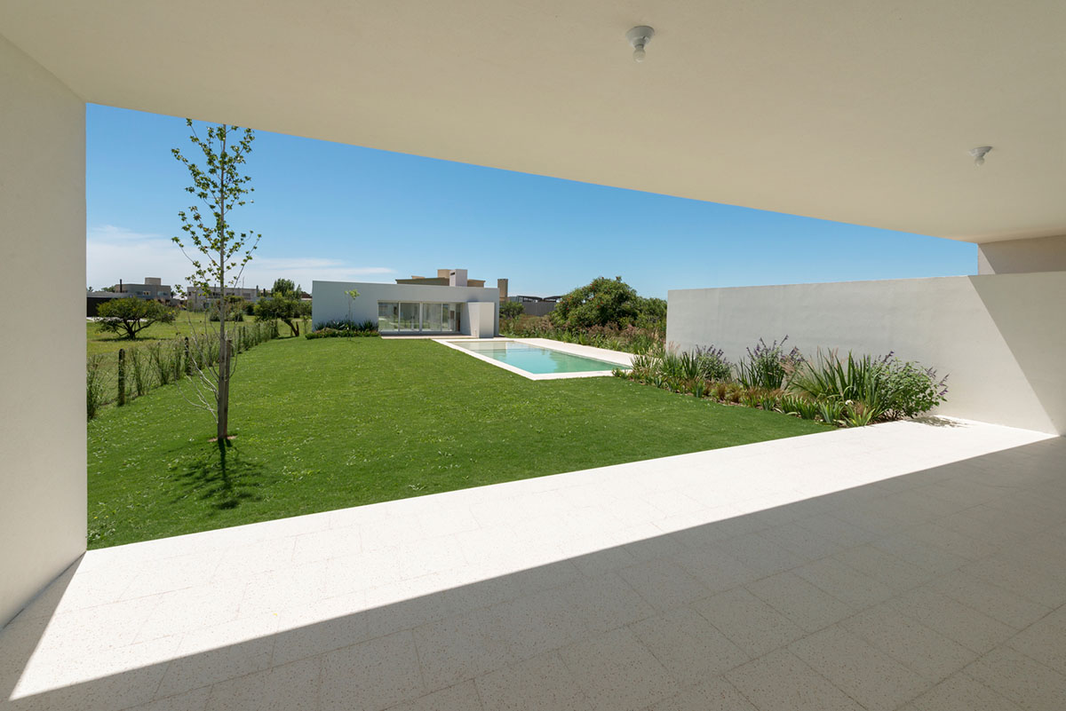 Nicolás Campodonico completes Argentinean family house with pure all-white colour masonry volumes