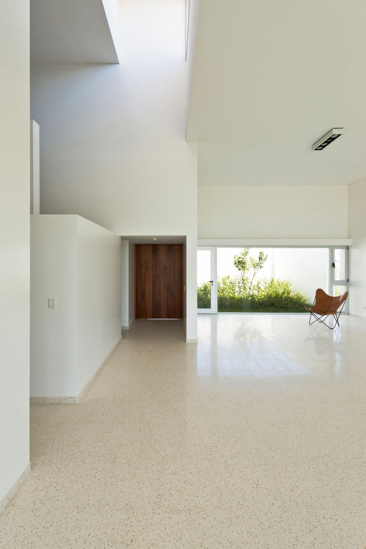 Nicolás Campodonico completes Argentinean family house with pure all-white colour masonry volumes
