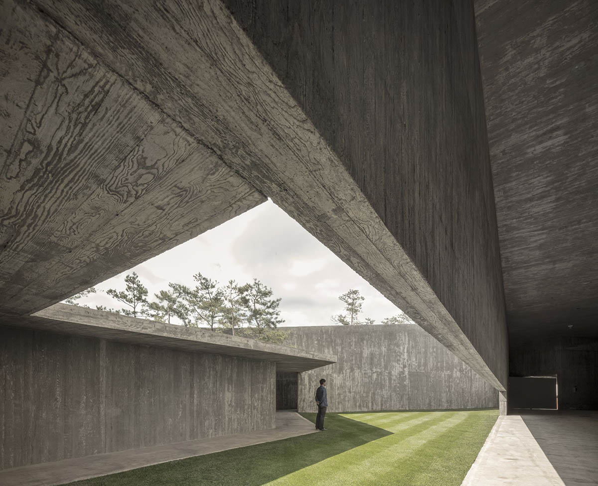 Álvaro Siza Vieira and Carlos Castanheira complete trio of concrete buildings in South Korean forest
