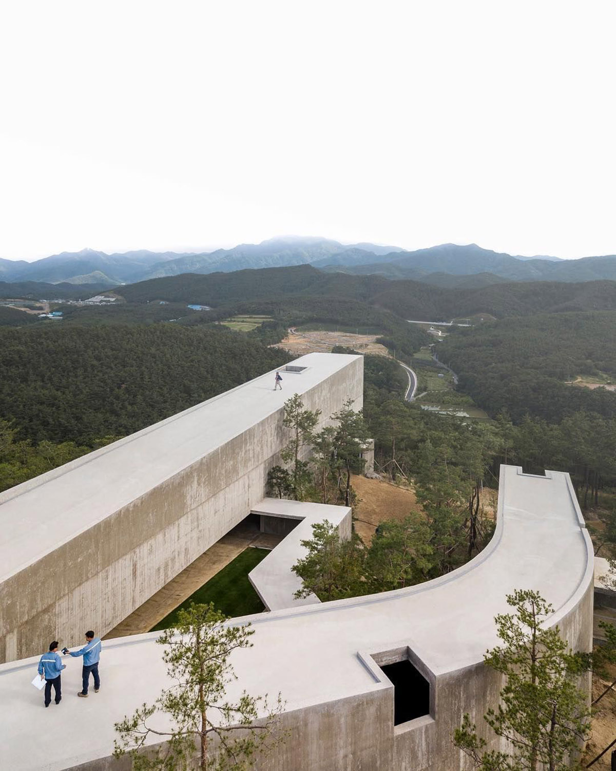 Álvaro Siza Vieira and Carlos Castanheira complete trio of concrete buildings in South Korean forest