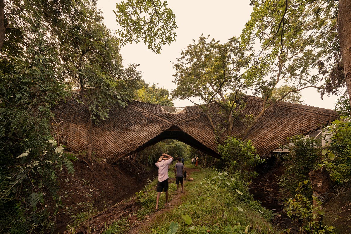 Casa sul ponte di Karjat: un cocco di legno e vetro che si erge sopra il fiume