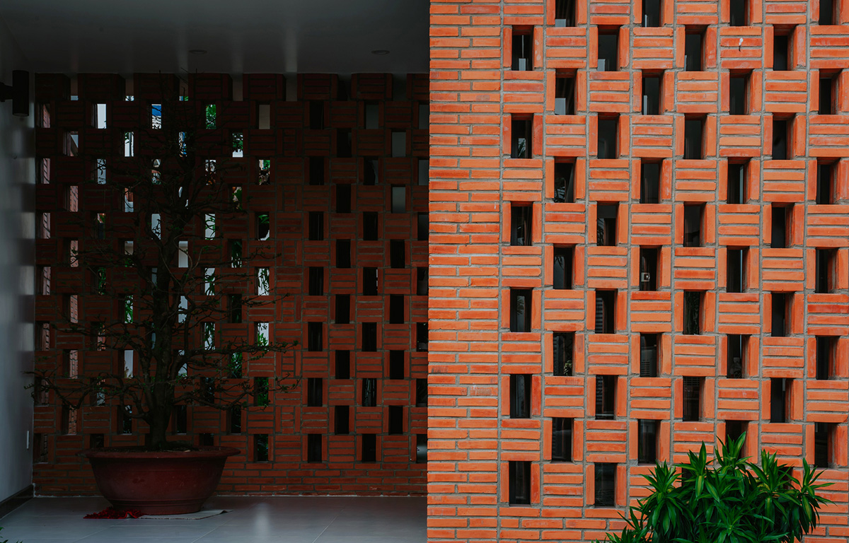 90odesign built this small house with brick walls as a shield of the ...