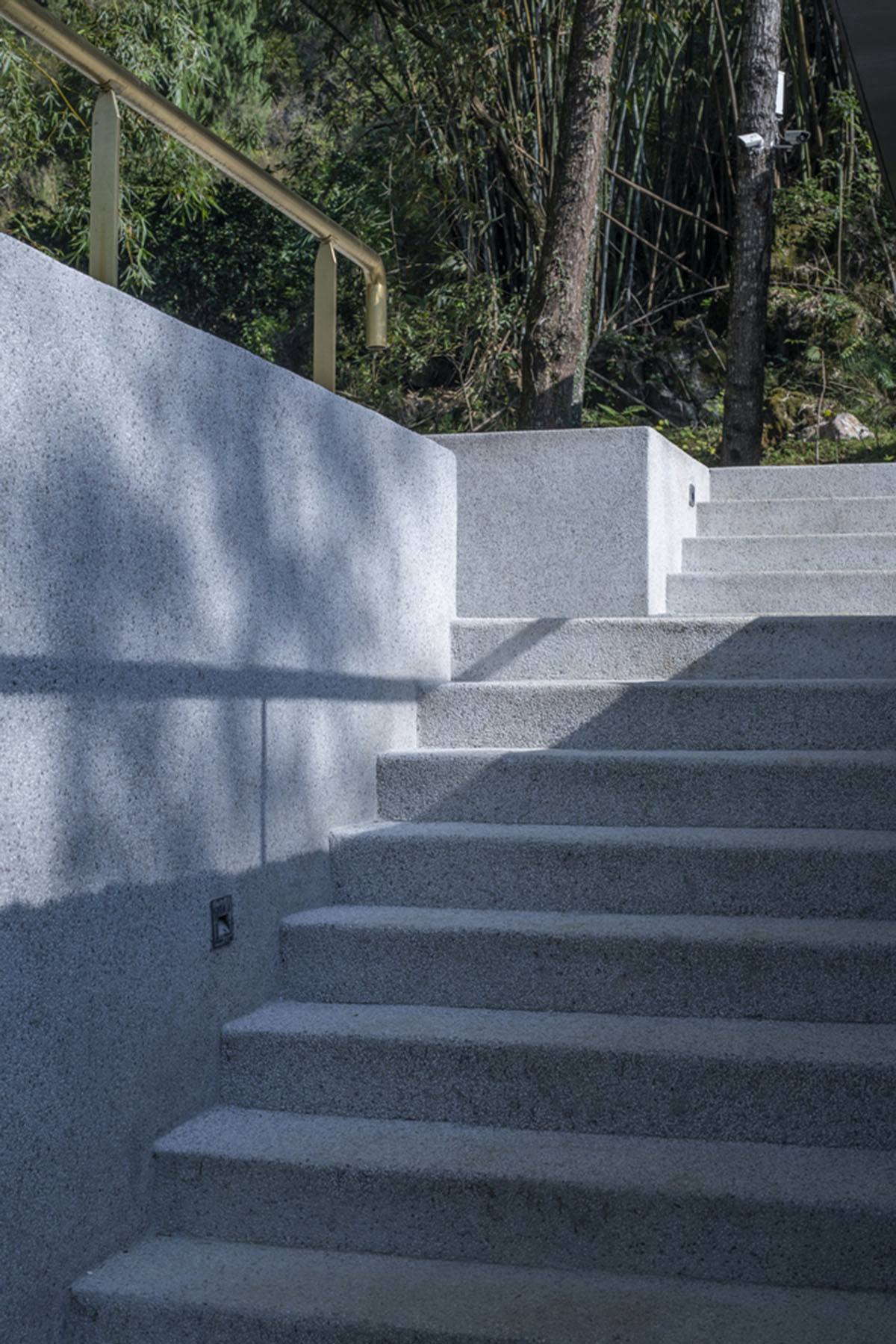 Atelier Liu Yuyang Architects built glassless yoga pavilion featuring silver roof set on a hill