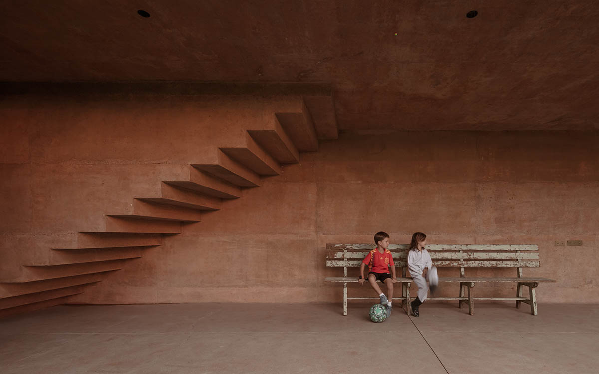 Casa Tejocote features intertwined volumes with pigmented concrete and tepetate colors in Mexico