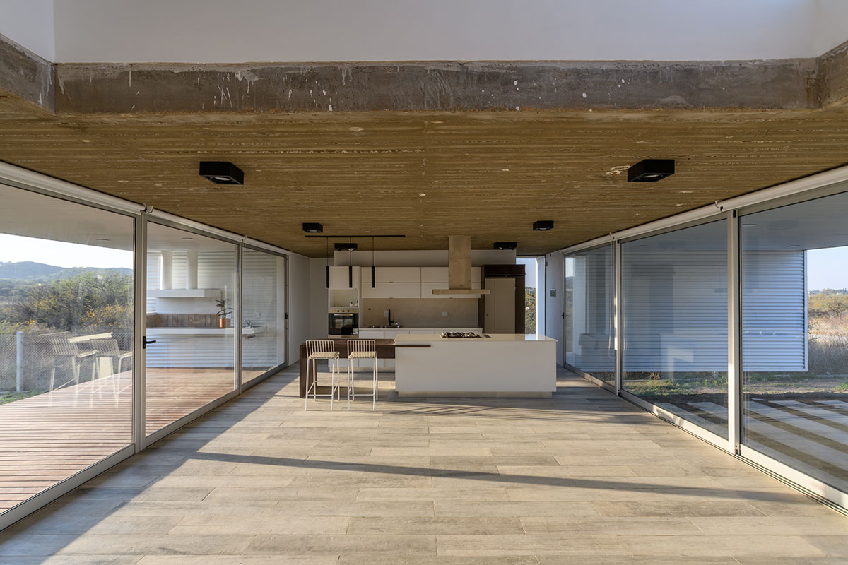 STC Arquitectos completes La Hornilla House at the base of Córdoba hills