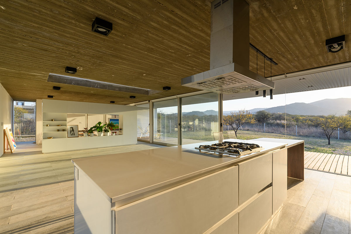 STC Arquitectos completes La Hornilla House at the base of Córdoba hills