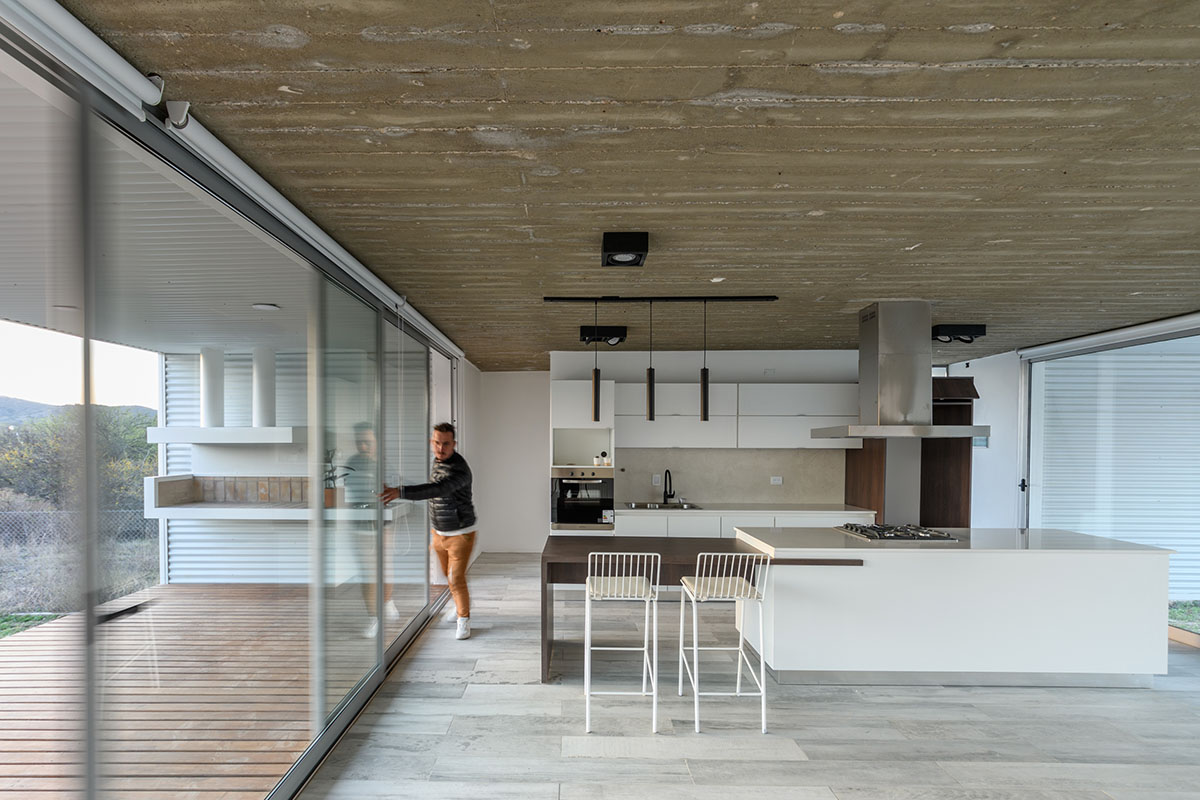 STC Arquitectos completes La Hornilla House at the base of Córdoba hills