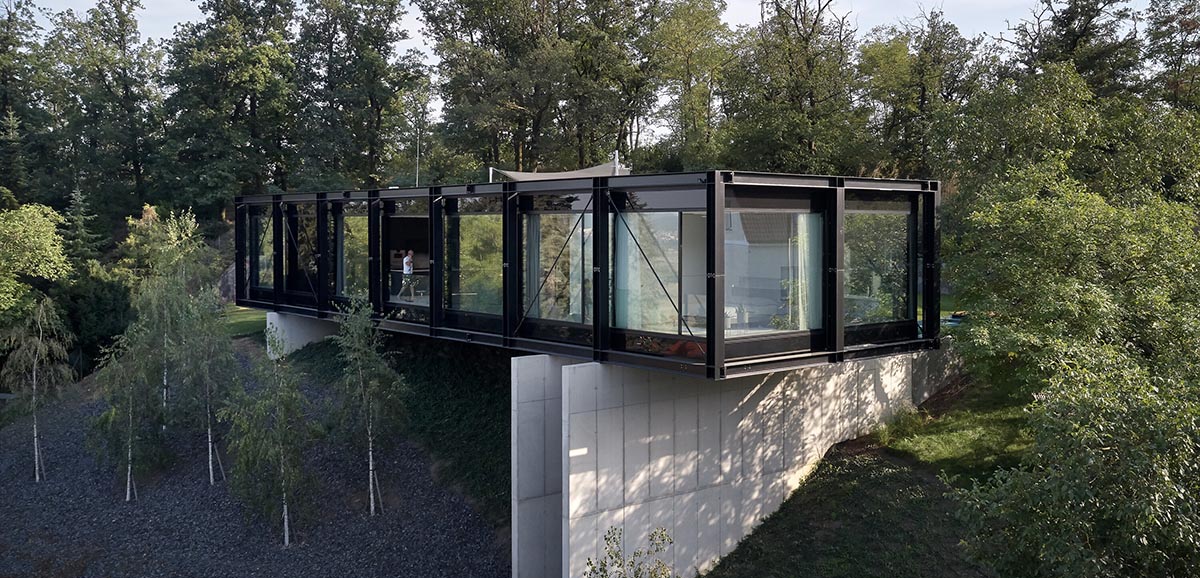 Stempel & Tesar architekti creates bridge-like house on a steep slope in the Czech Republic