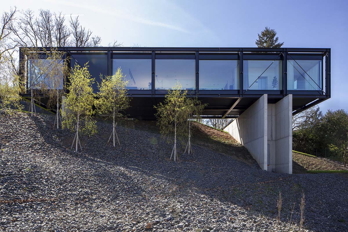 Stempel & Tesar architekti creates bridge-like house on a steep slope in the Czech Republic