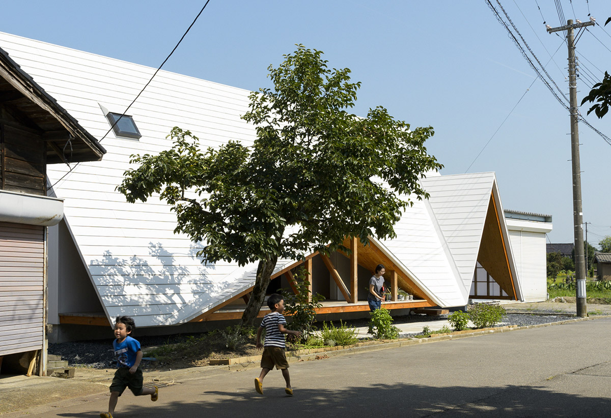 A tent-like family house with A-frame openings gives more possibilities to extend the house in Japan