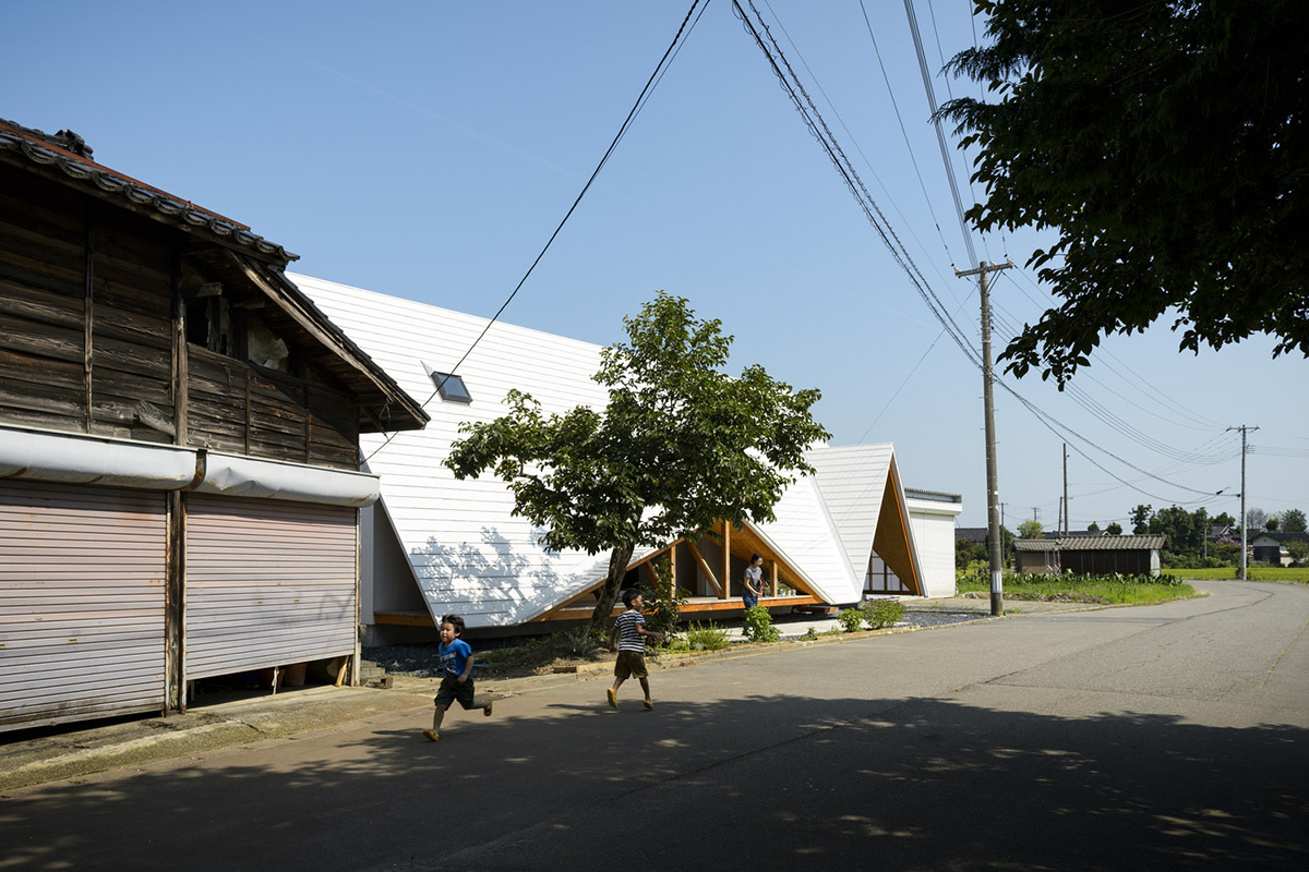 A tent-like family house with A-frame openings gives more possibilities to extend the house in Japan