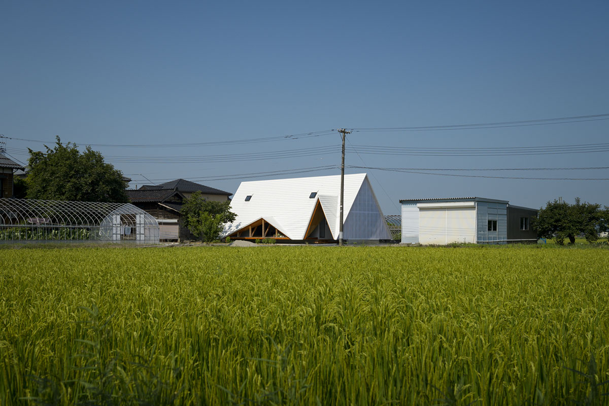 A tent-like family house with A-frame openings gives more possibilities to extend the house in Japan