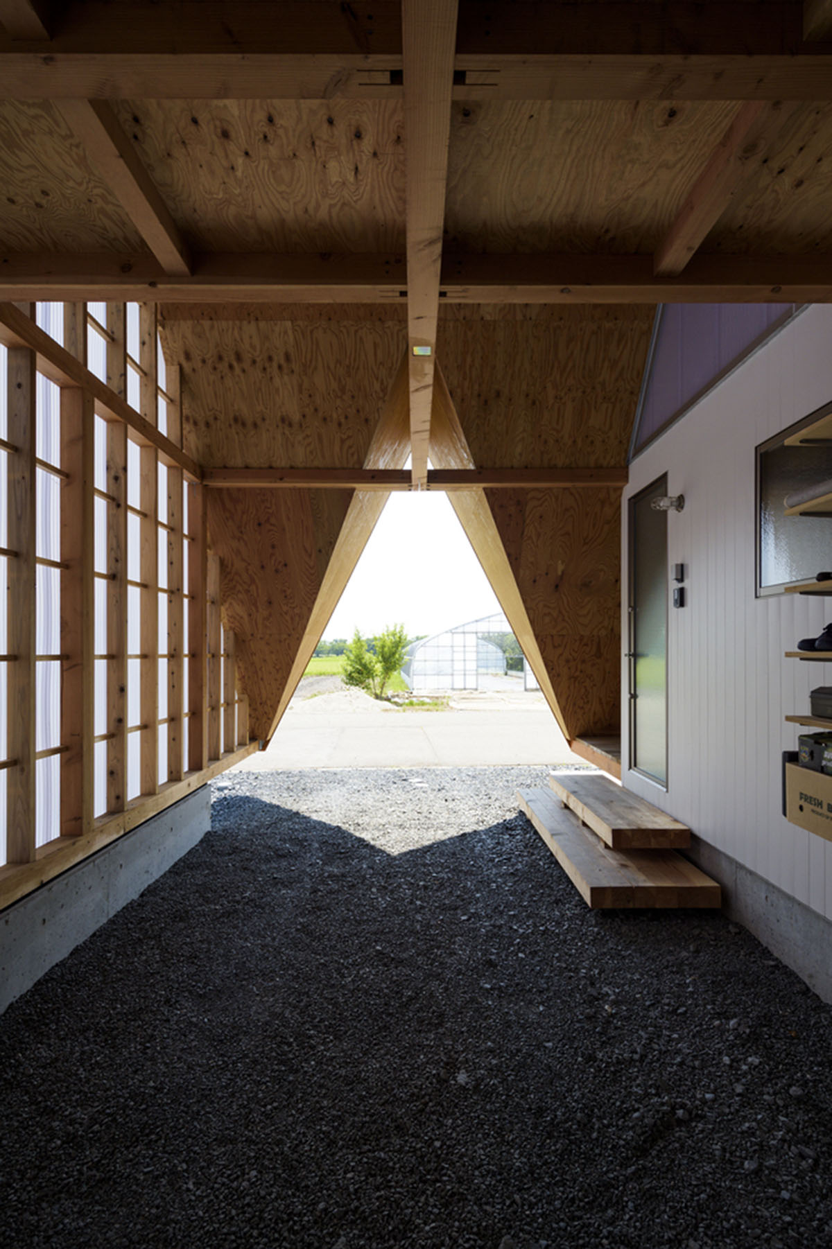 A tent-like family house with A-frame openings gives more possibilities to extend the house in Japan
