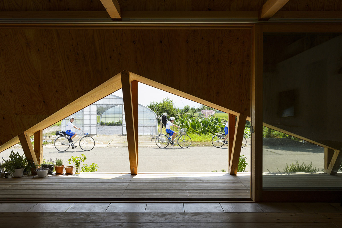 A tent-like family house with A-frame openings gives more possibilities to extend the house in Japan
