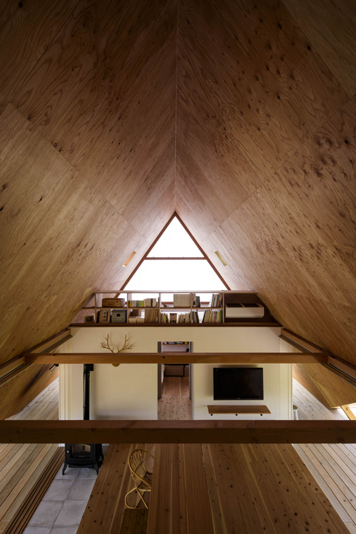 A tent-like family house with A-frame openings gives more possibilities to extend the house in Japan