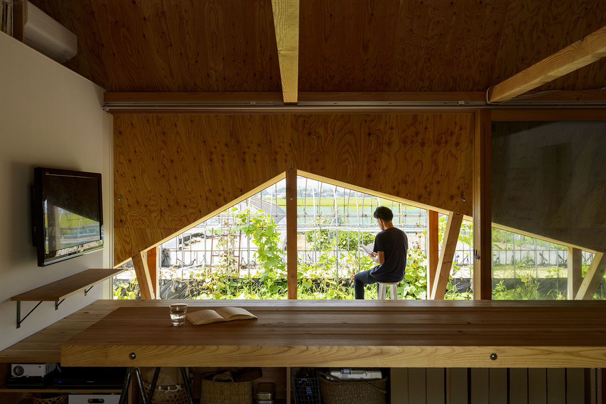 A tent-like family house with A-frame openings gives more possibilities to extend the house in Japan
