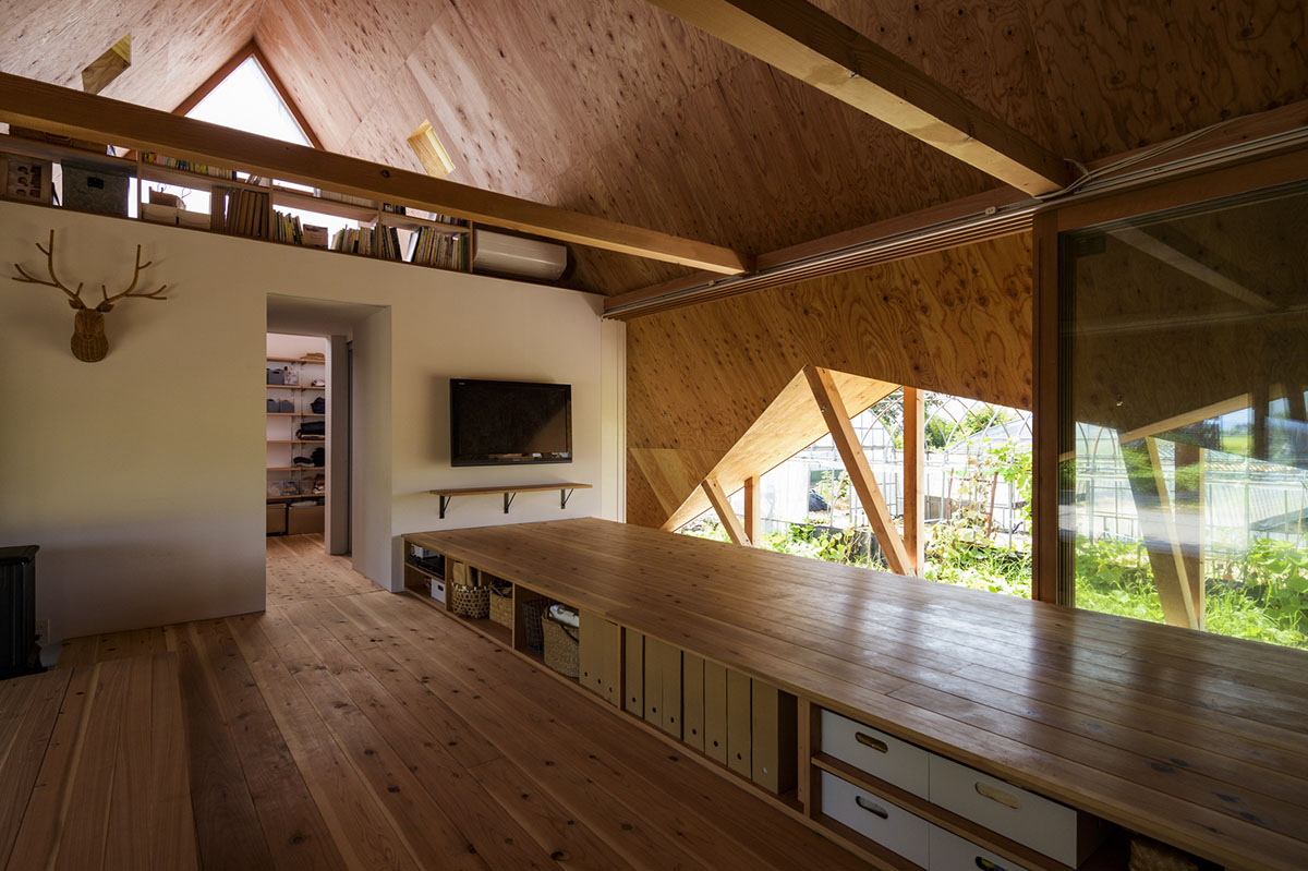 A tent-like family house with A-frame openings gives more possibilities to extend the house in Japan