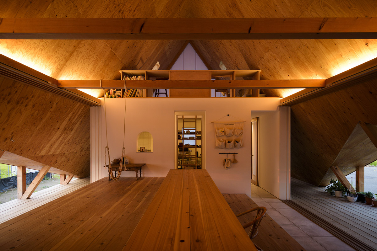 A tent-like family house with A-frame openings gives more possibilities to extend the house in Japan