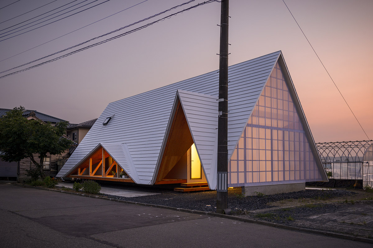 A tent-like family house with A-frame openings gives more possibilities to extend the house in Japan