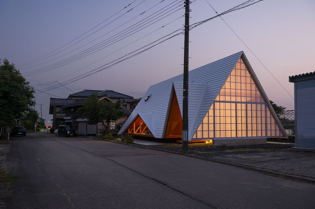 A tent-like family house with A-frame openings gives more possibilities to extend the house in Japan