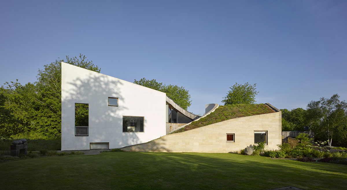 Featherstone Young creates meandering green roof for Stonecrop House in Rutland, UK