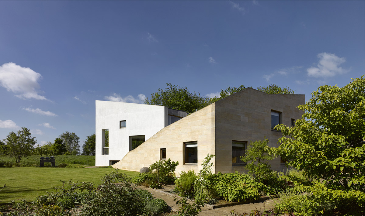 Featherstone Young creates meandering green roof for Stonecrop House in Rutland, UK