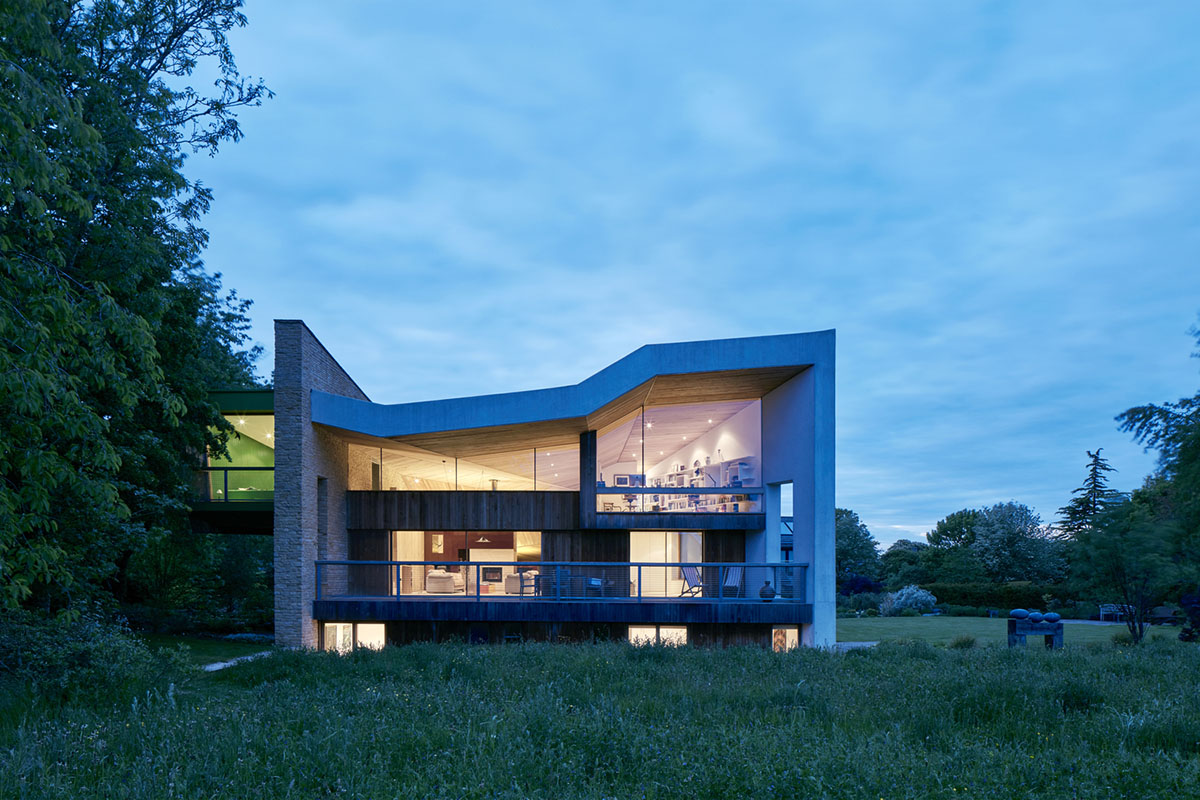 Featherstone Young creates meandering green roof for Stonecrop House in Rutland, UK