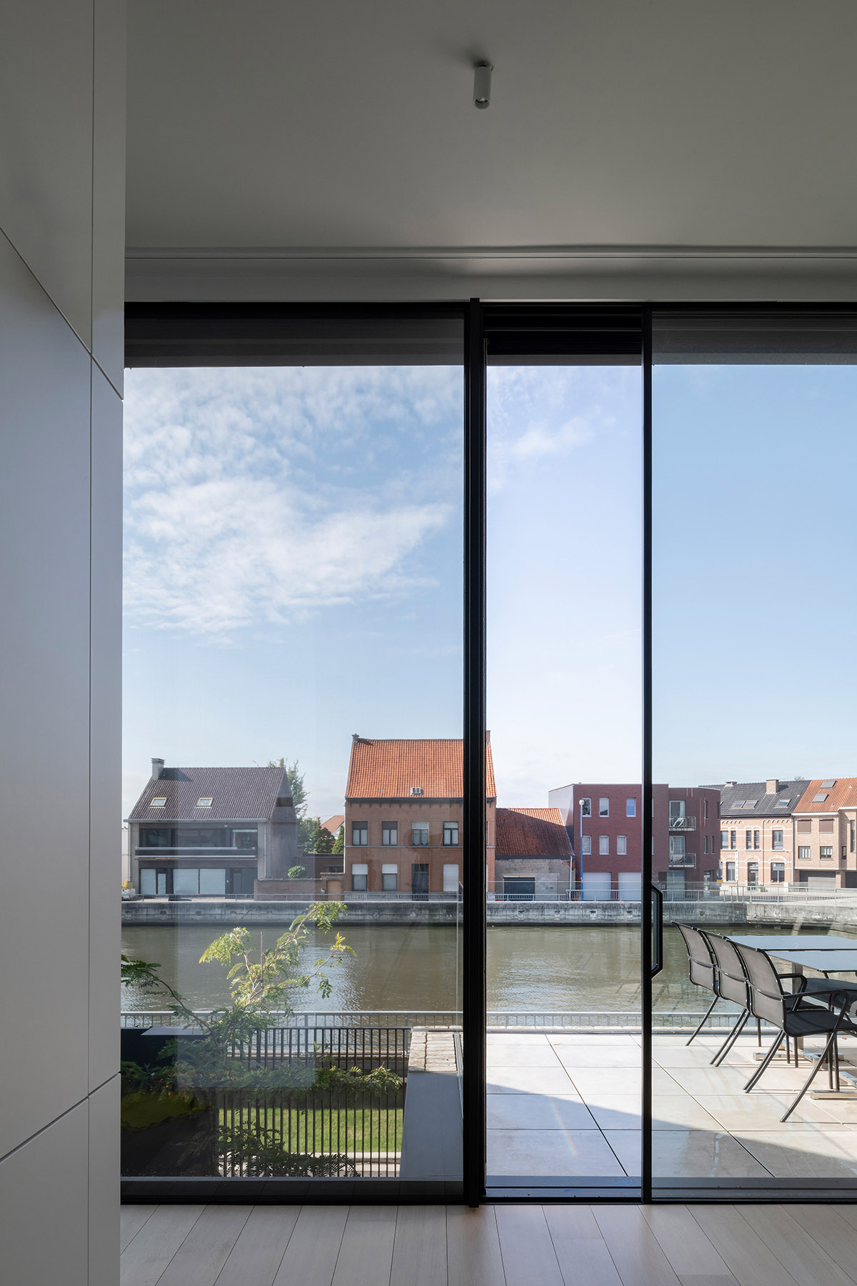 Studio Farris Architects plays with subtraction of volumes to create this residence in Belgian town