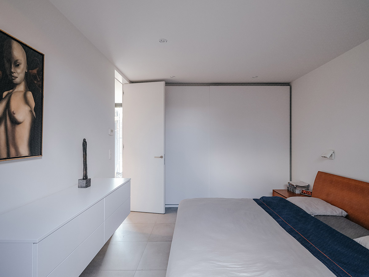 Studio Farris Architects plays with subtraction of volumes to create this residence in Belgian town