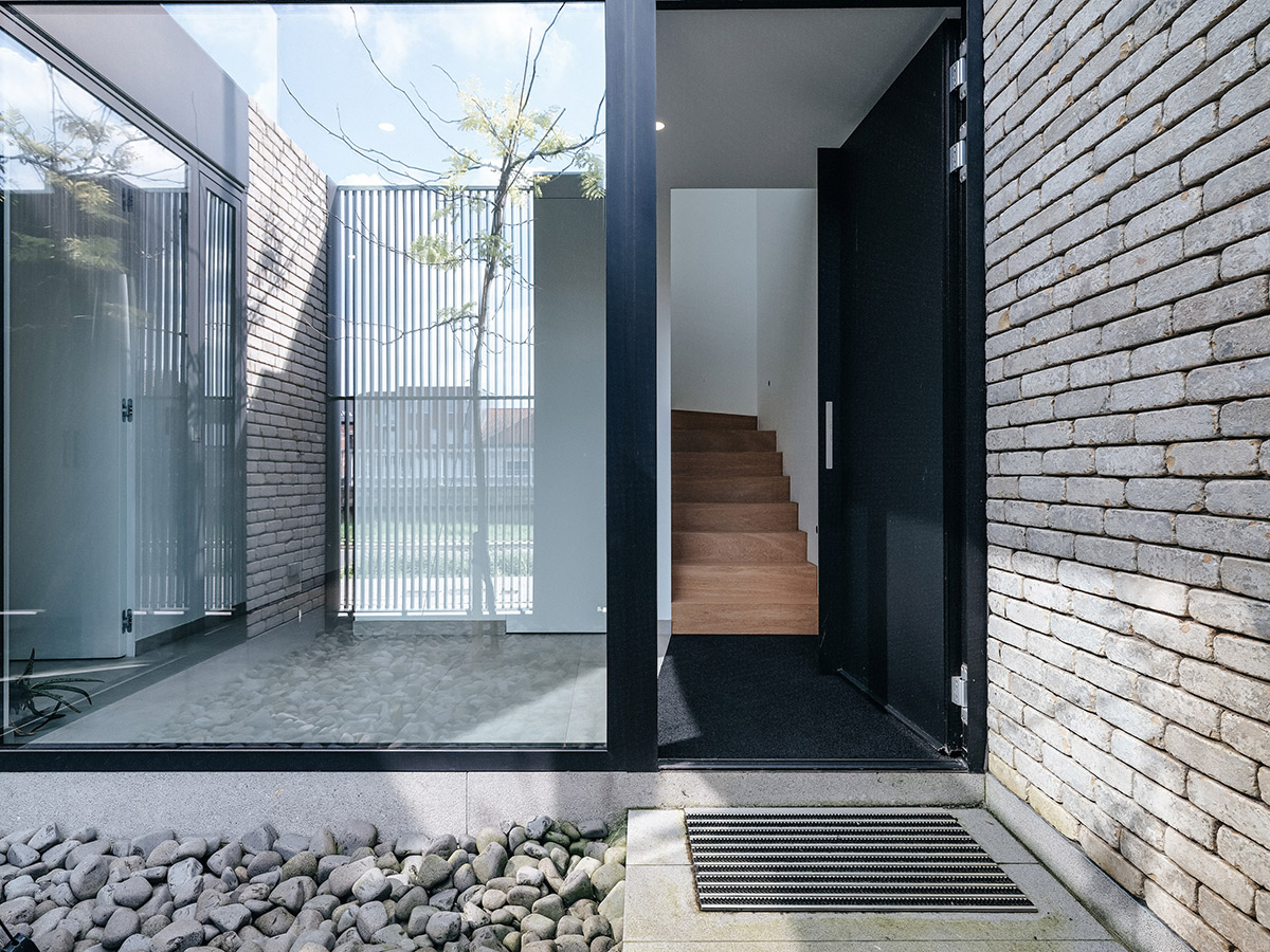 Studio Farris Architects plays with subtraction of volumes to create this residence in Belgian town