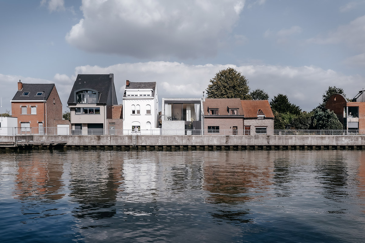 Studio Farris Architects plays with subtraction of volumes to create this residence in Belgian town