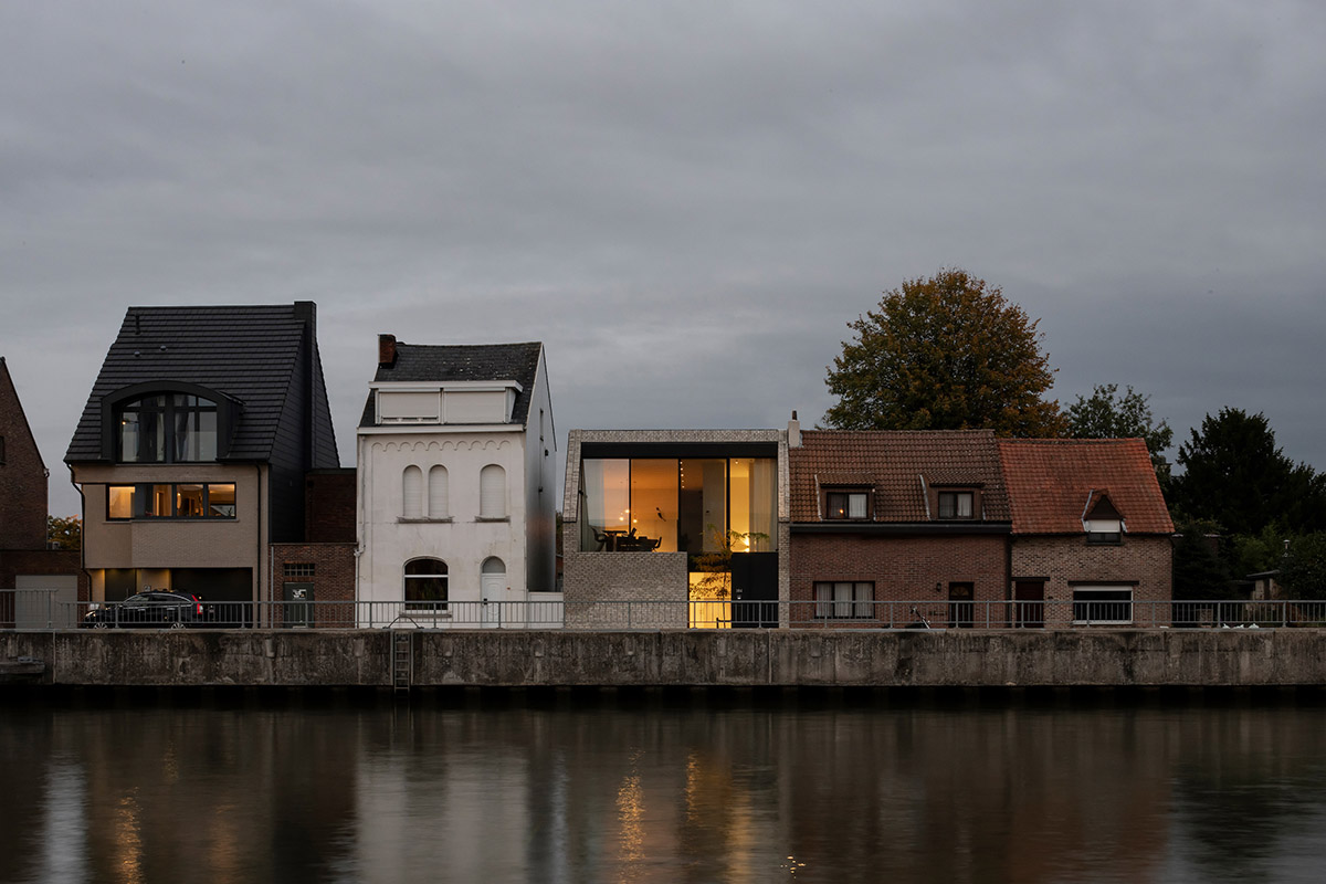 Studio Farris Architects plays with subtraction of volumes to create this residence in Belgian town